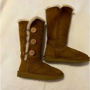 Authentic UGG Bailey Button Triplet II Chestnut Brown